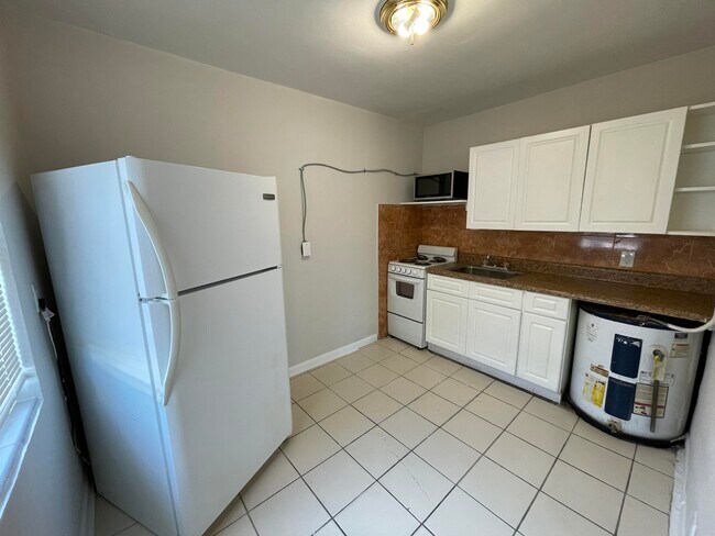 Building Photo - 908 14th St