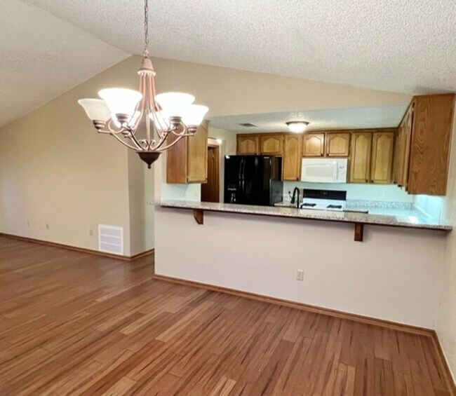 Building Photo - Updated 3-bed 2-bath 2-car in SW Moore