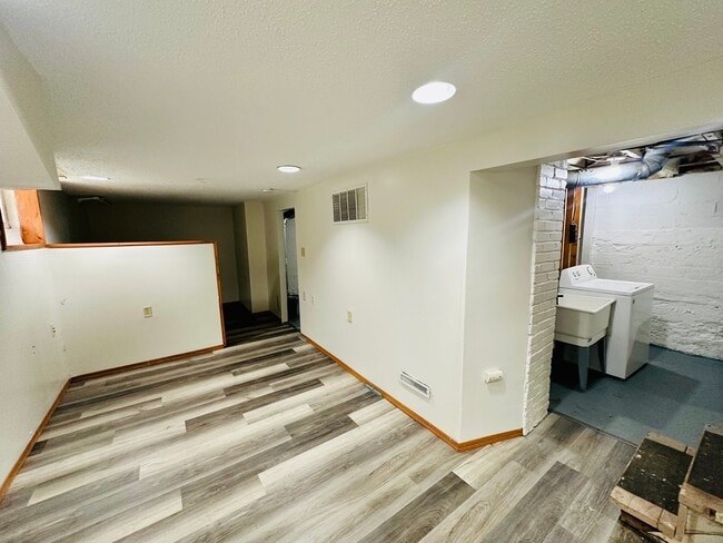Building Photo - Charming 2-Bedroom Home with Hardwood Floo...