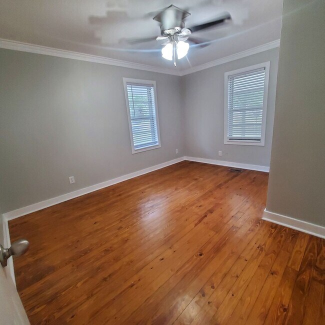 Building Photo - 702 Wildwood Ave