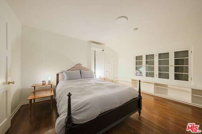 Building Photo - 3015 Beachwood Dr