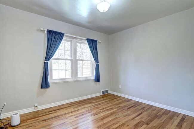 Building Photo - Beautiful 4 Bedroom 2 Bath Single Family H...