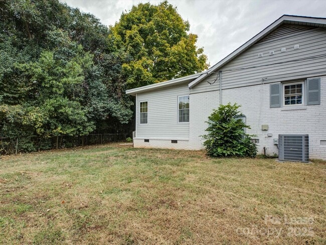 Building Photo - 2016 Wedgedale Dr