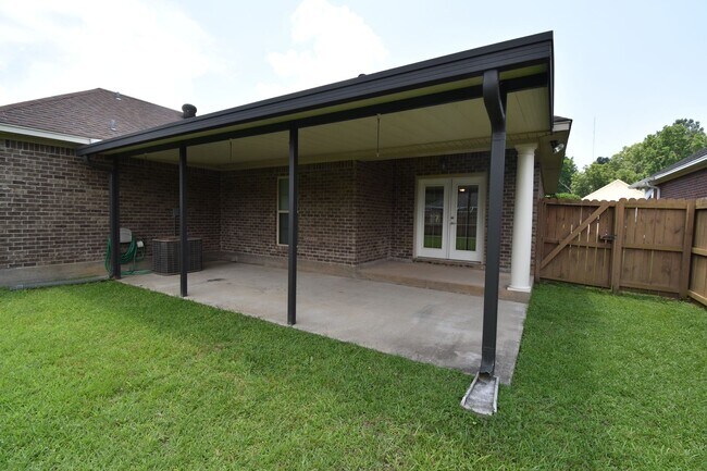 Building Photo - Updated 3 Bedroom, 2 Bath Home