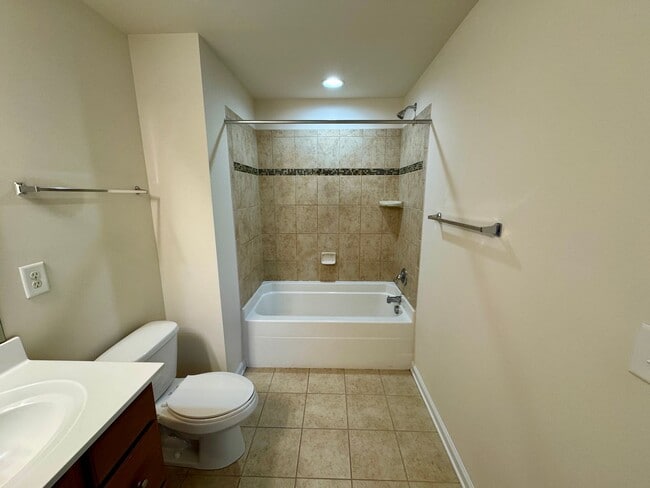 Building Photo - 3BR/2B Townhome in Great Ballantyne Location
