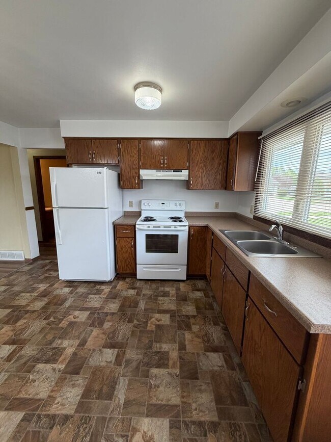 Building Photo - Midpark Duplex