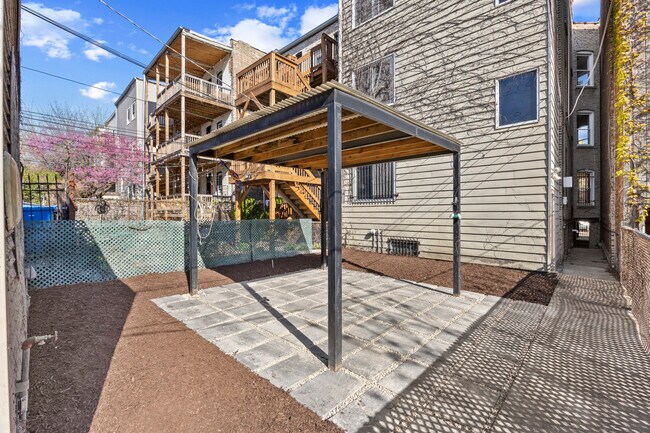 Building Photo - 915 W Newport Ave