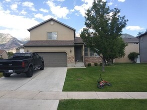 Building Photo - 5 bedroom, 3 bathroom Single Family house ...