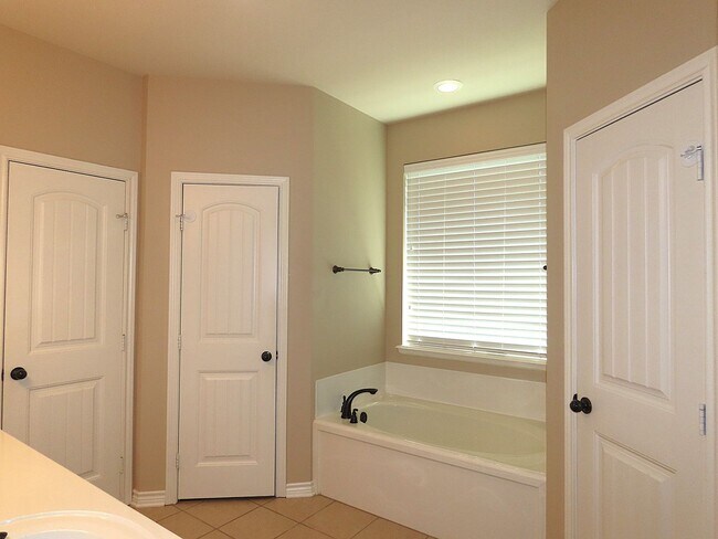 Building Photo - Extraordinary 3 Bedroom, 2 Bath Home in Southeast Tyler! Coming Soon!