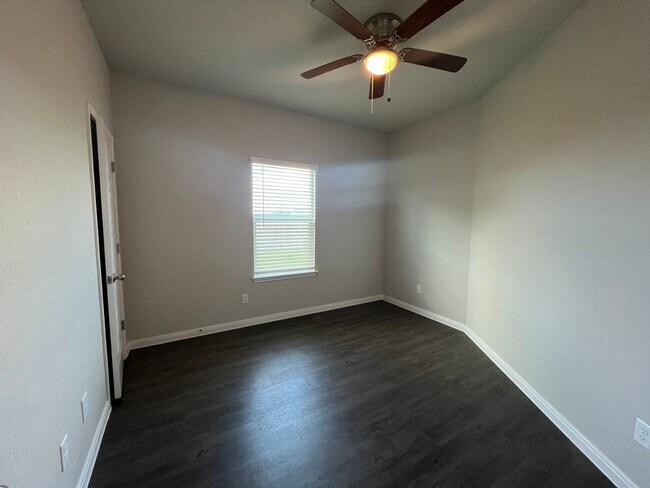 Building Photo - Luxury 3/2 Duplex in Seguin, Texas