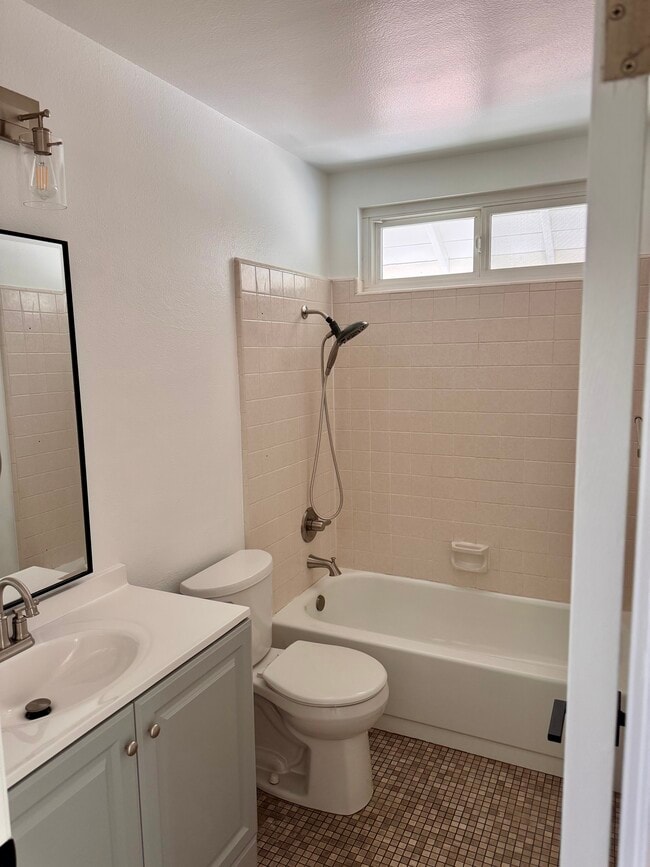 Building Photo - 23940 Vía Rosa Linda