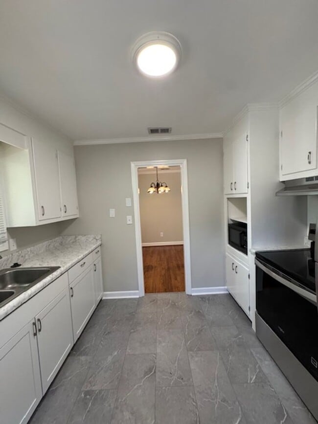 Building Photo - 2 Bedroom, 1 Bath duplex (right side unit) close to downtown Greenville with hardwood floors, a l...