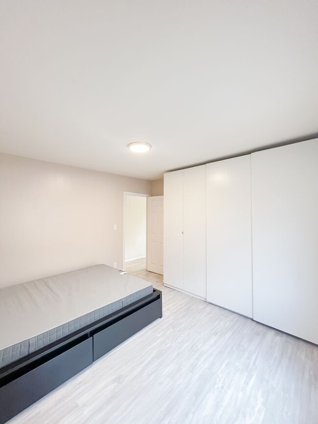 Building Photo - 807 Wilton Pl