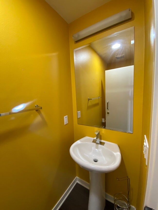 Building Photo - Charming 2-Bed / 2.5-Bath Townhouse in the...