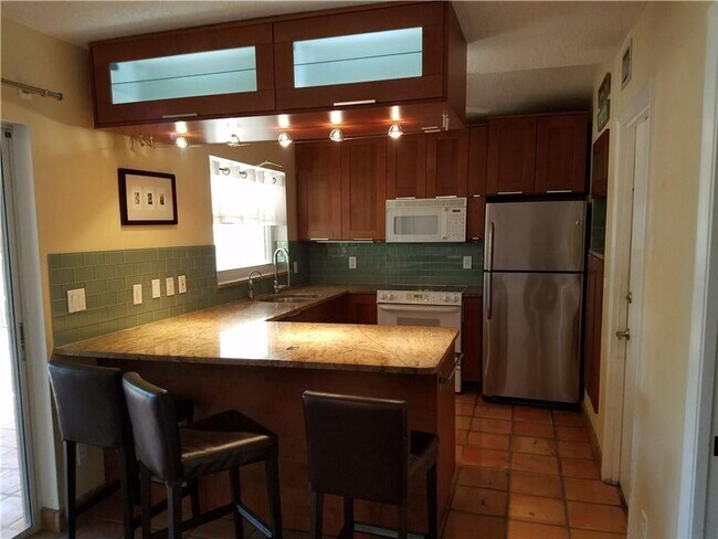 Building Photo - 1159 SE 6th Ct