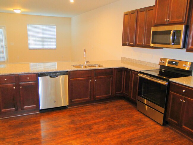 Building Photo - Beautiful 3 Bedroom, 2.5 Bathroom Townhome in NE Raleigh!
