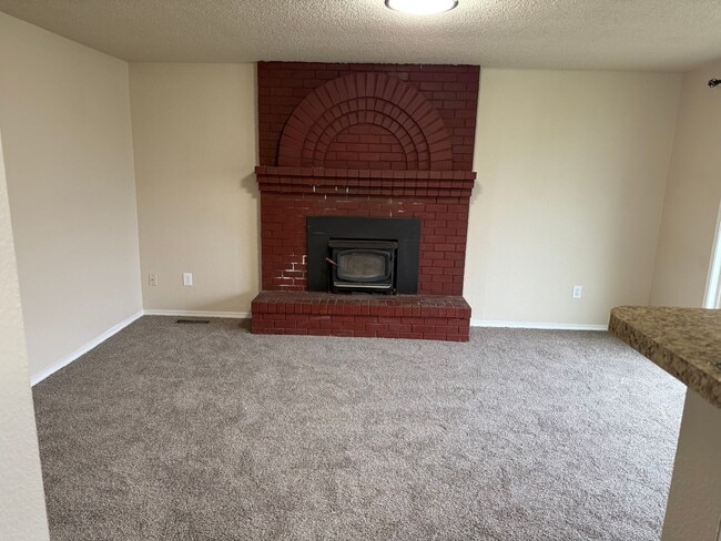Building Photo - Recently remodeled Spanaway 3bd/1.75ba rambler available now!