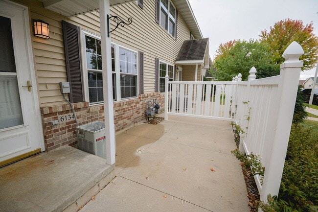 Building Photo - Spacious 2-story townhouse with extra garage space available!