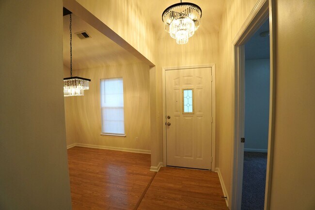 Building Photo - NICE One Level Nashville Area Home Near Lakes and Airport!