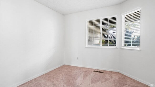 Building Photo - Super Cute with Lots to Offer!