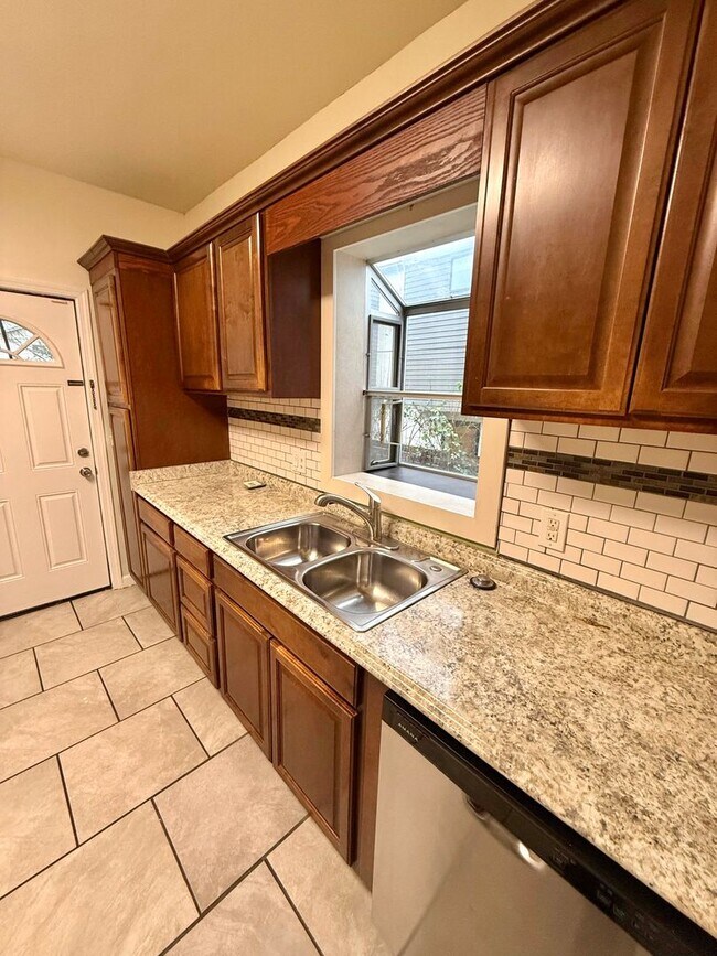 Building Photo - Charming 5-Bedroom Central District Home