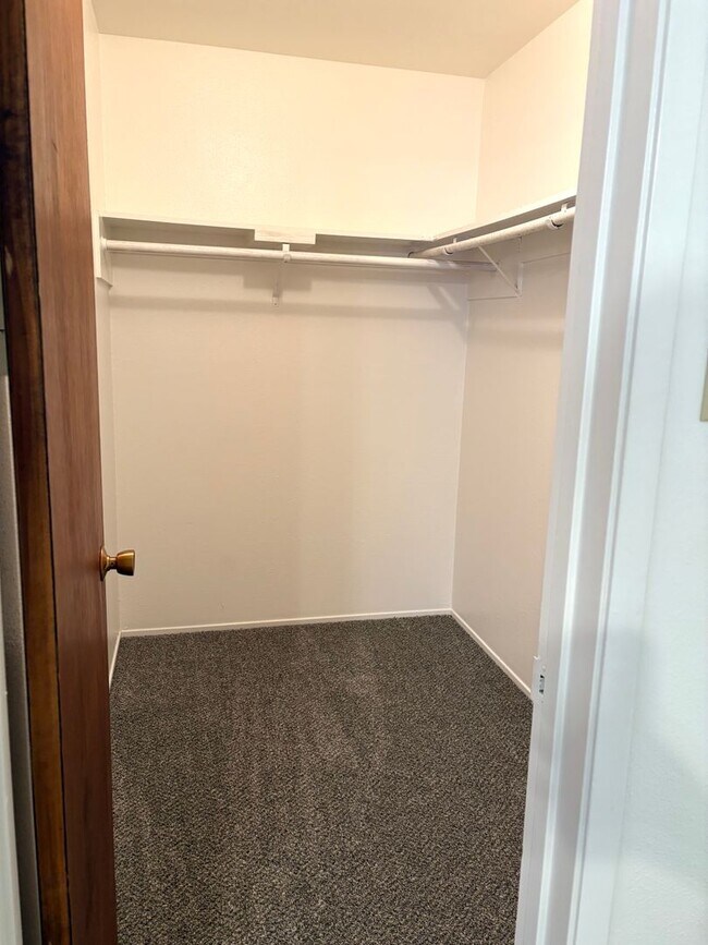 Building Photo - Charming 1 Bed / 1 Bath Downstairs Unit wi...