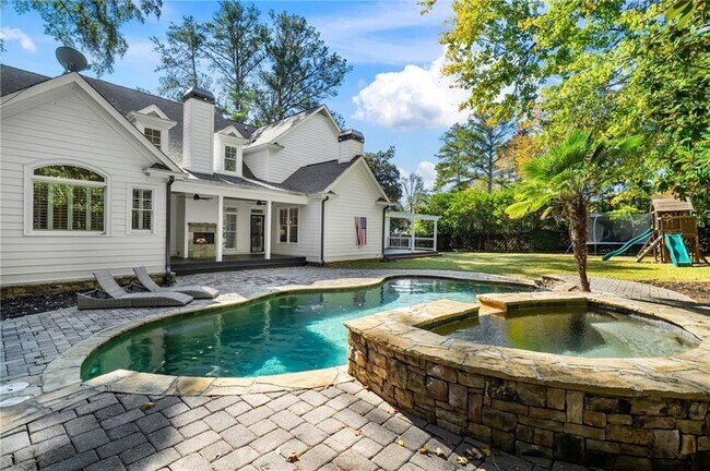 Building Photo - 4715 Westfield Dr NE