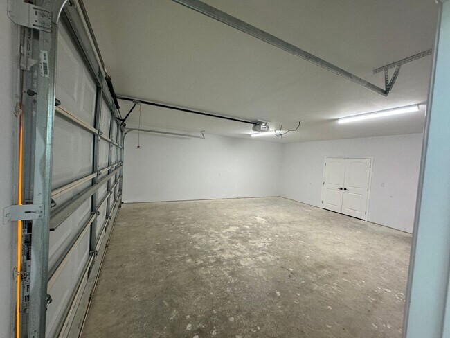 Building Photo - PEASTER ISD - HIGH CEILINGS - NO WATER BILL
