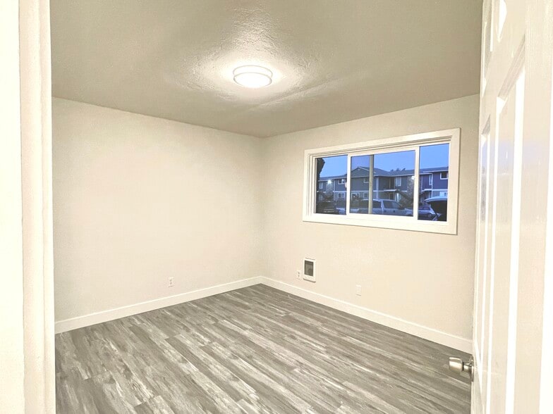 Building Photo - 721 NE 20th Pl