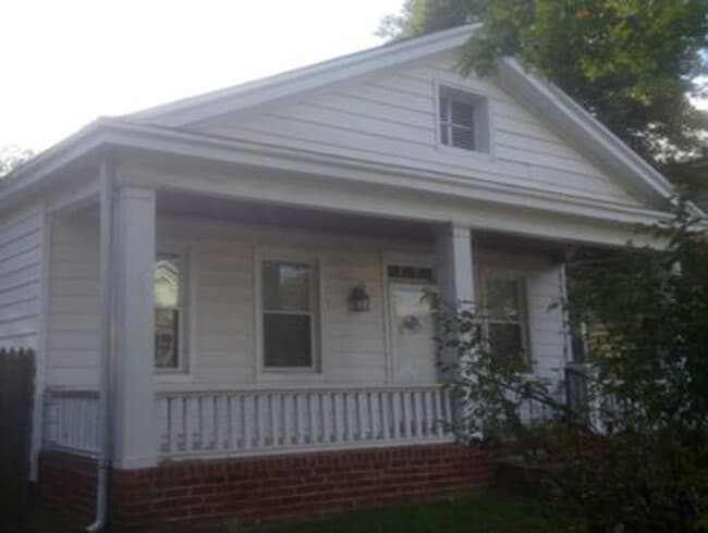 Primary Photo - 3 bed 2 bath house. Laundry, all electric,...
