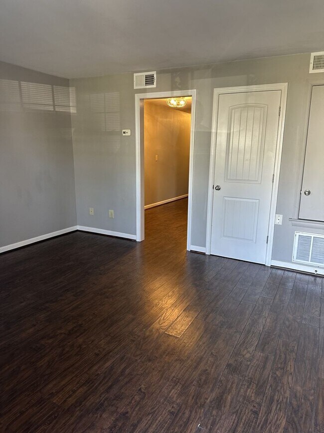 Building Photo - Beautiful updated 2 bedroom and 1 bathroom in Old Southwest Roanoke