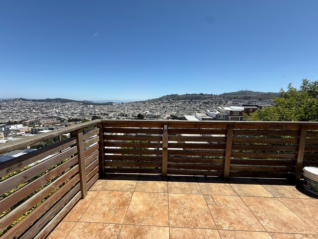Building Photo - Spacious 3 Bedroom Home Minutes from City ...