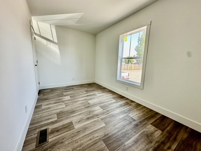 Building Photo - 29 Hartland St N