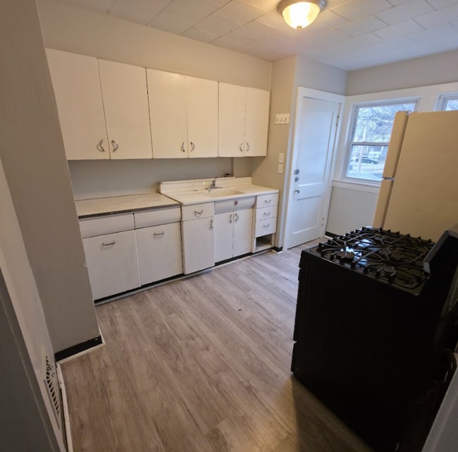 Building Photo - 3219 W 114th St