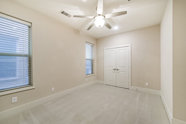 Building Photo - 5425 Hidalgo St