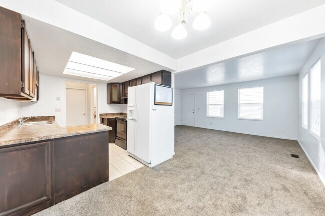 Building Photo - 2 Story Pet Friendly Duplex - 3 Bed - 2.5 Bath - Available on June 3rd!