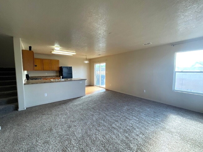 Building Photo - Two story 3 bedroom! Move in ready! Move i...