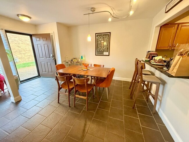 Building Photo - Walkable Green Hills Condo- 2 Bed 1.5 Bath $1900/mo