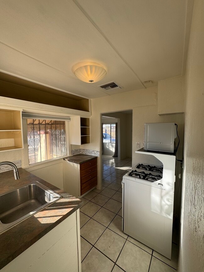 Building Photo - 239 S Cherry Ave