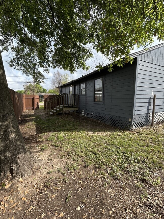 Building Photo - 301 W Austin Ave