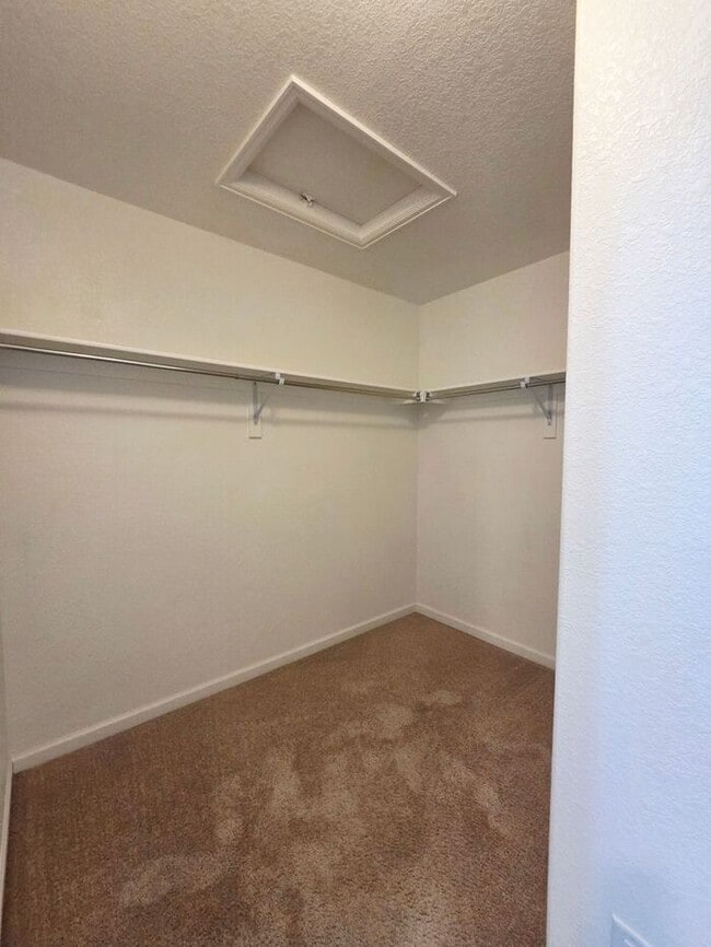 Building Photo - Cute Spacious Townhome in Prime Location – Available Now!