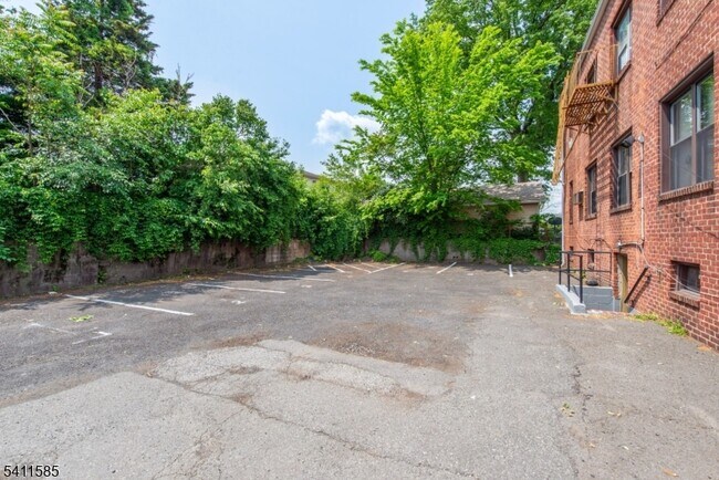 Building Photo - 579 Belleville Ave