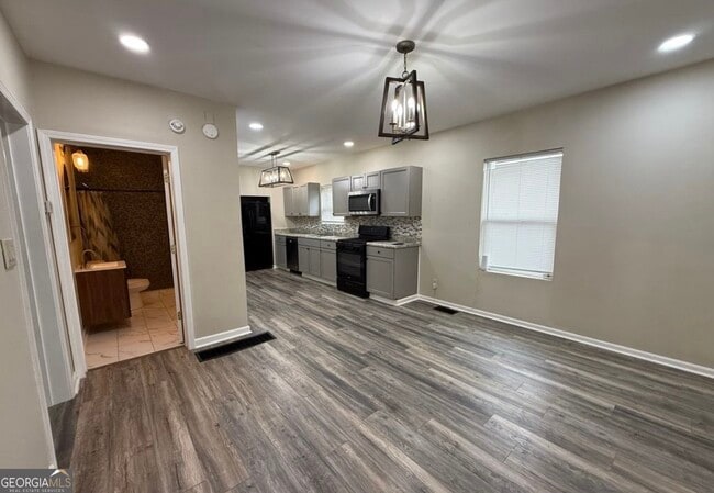 Building Photo - 1097 Fortress Ave SW