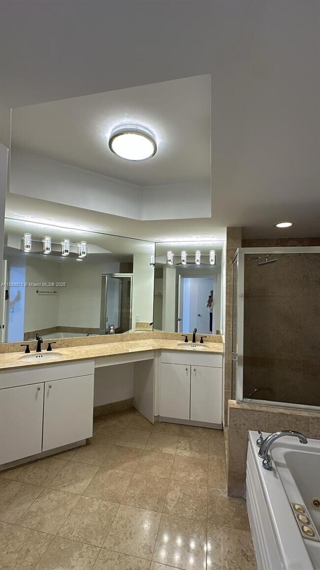 Building Photo - 4775 Collins Ave