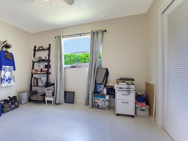 Building Photo - 218 S Sequoia Dr