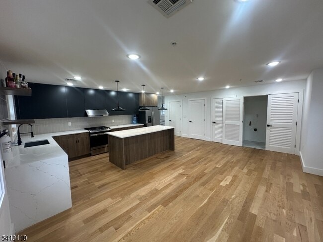 Building Photo - 81 N Clinton St