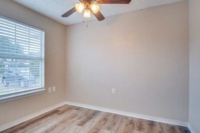Building Photo - Adorable Updated 2BR Cottage-Style Townhom...