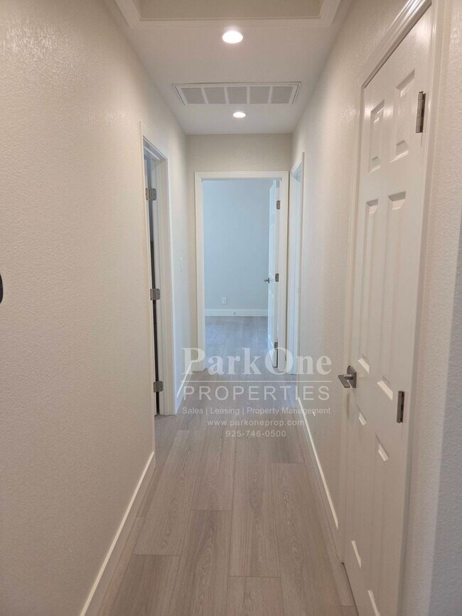 Building Photo - Super Cute and Updated Cottage near Downtown