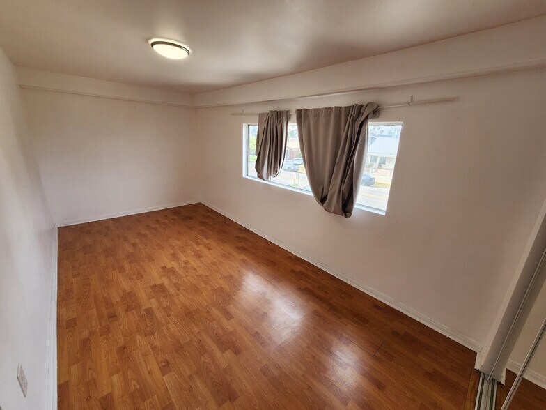 Building Photo - 820 N Edgemont St