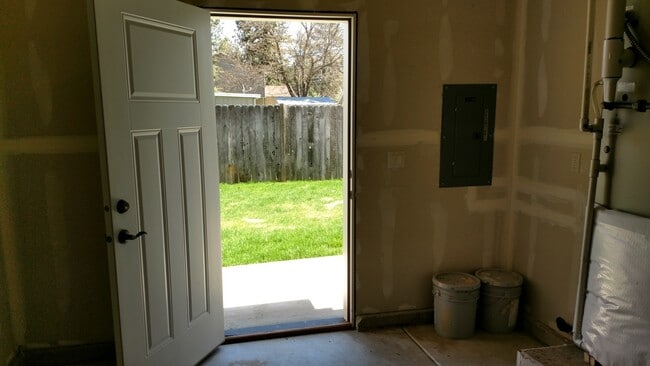 Building Photo - Post Fall Duplex with 1 car garage